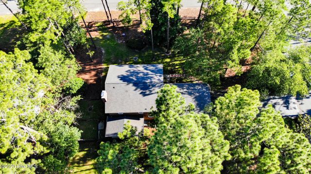100 E Hedgelawn Way, Southern Pines, NC 28387