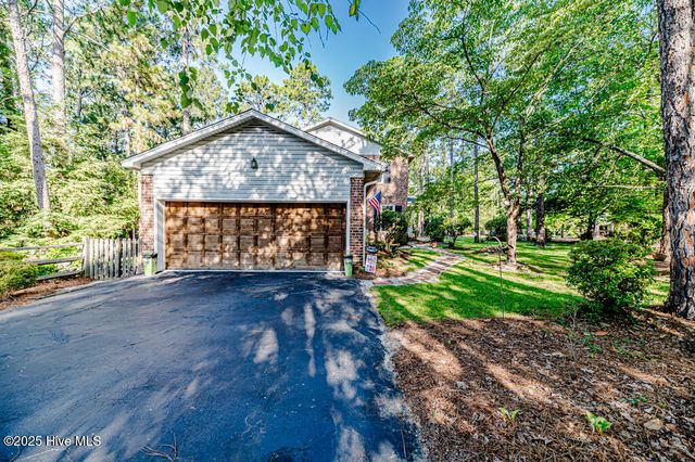 100 E Hedgelawn Way, Southern Pines, NC 28387