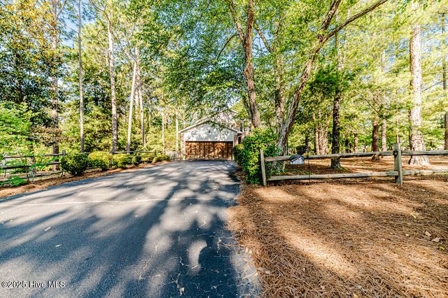 100 E Hedgelawn Way, Southern Pines, NC 28387