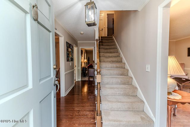 100 E Hedgelawn Way, Southern Pines, NC 28387