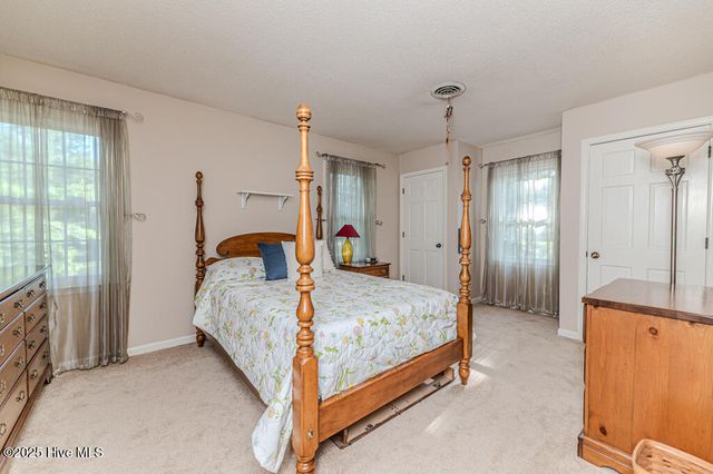 100 E Hedgelawn Way, Southern Pines, NC 28387