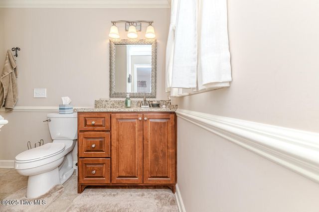 100 E Hedgelawn Way, Southern Pines, NC 28387