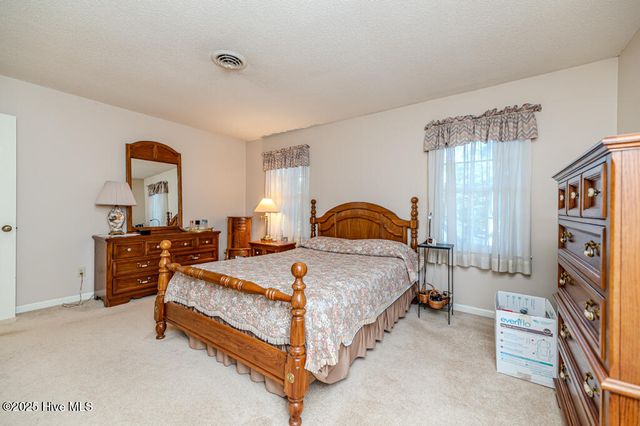 100 E Hedgelawn Way, Southern Pines, NC 28387