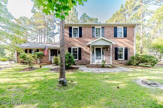 100 E Hedgelawn Way, Southern Pines, NC 28387