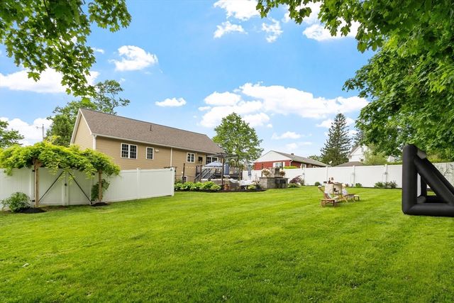 24 High St, North Brookfield, MA 01535