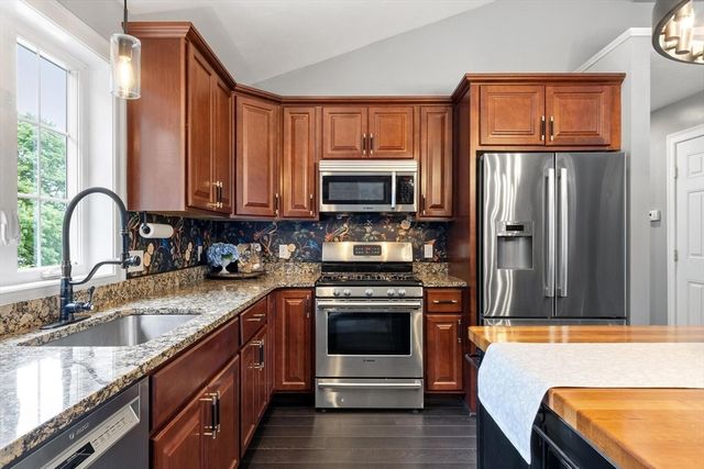 24 High St, North Brookfield, MA 01535
