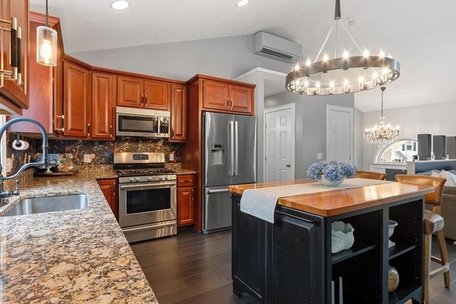 24 High St, North Brookfield, MA 01535