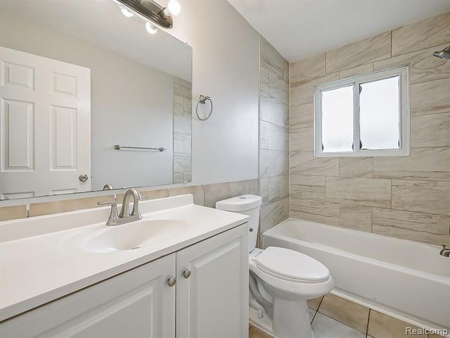 1490 Nancywood Drive 12, Waterford, MI 48327