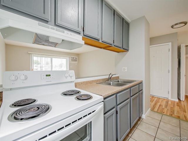 1490 Nancywood Drive 12, Waterford, MI 48327