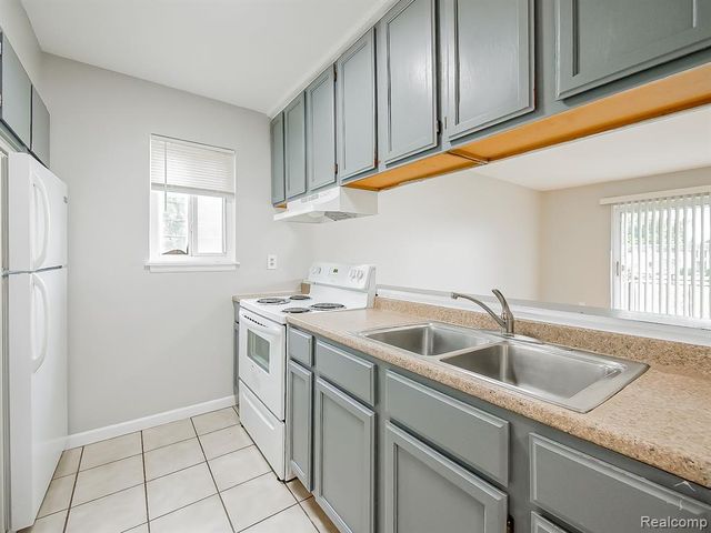 1490 Nancywood Drive 12, Waterford, MI 48327