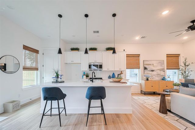 9437 Pembrook Street, Houston, TX 77016