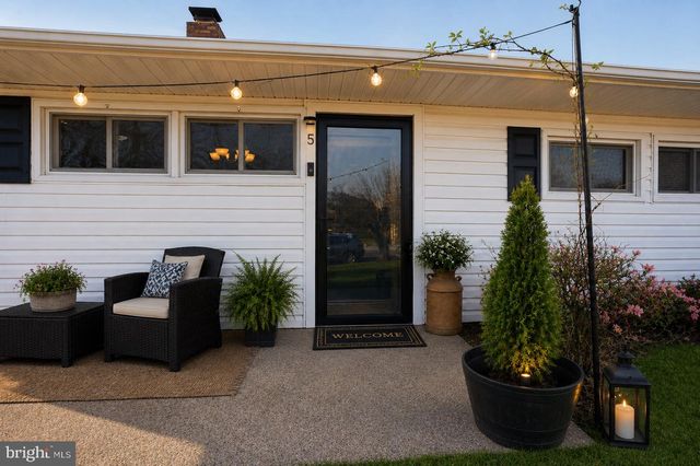 5 THIMBLEBERRY LN, Levittown, PA 19054