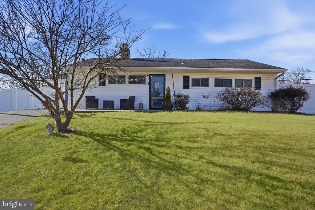 5 THIMBLEBERRY LN, Levittown, PA 19054