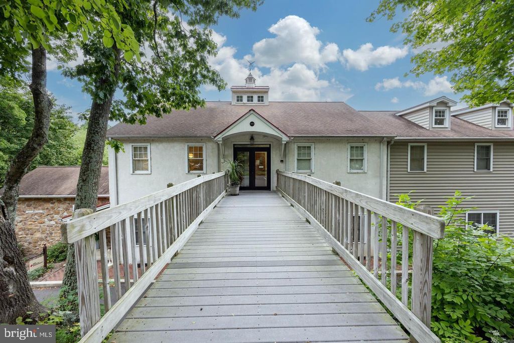 1000 N GRAVEL PIKE #300, SCHWENKSVILLE, PA 19473 — exterior