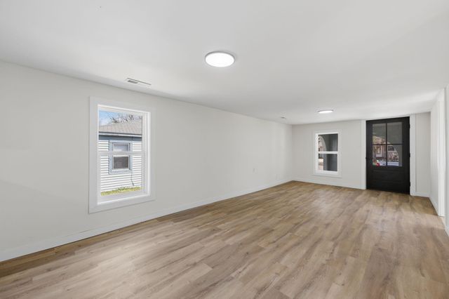 735 N Doris St, Wichita, KS 67212