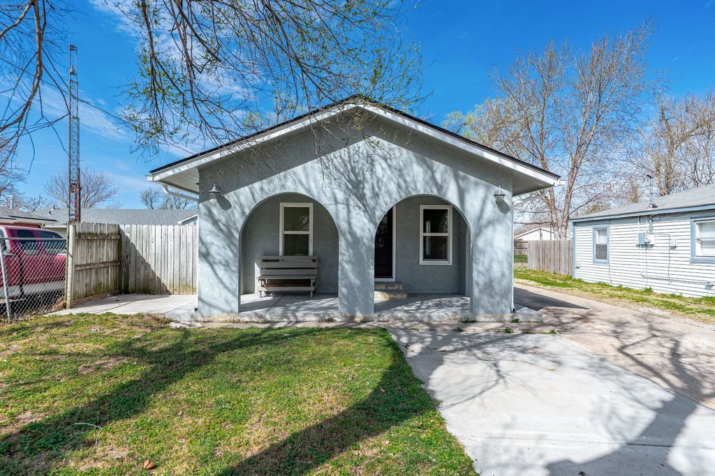 735 N Doris St, Wichita, KS 67212