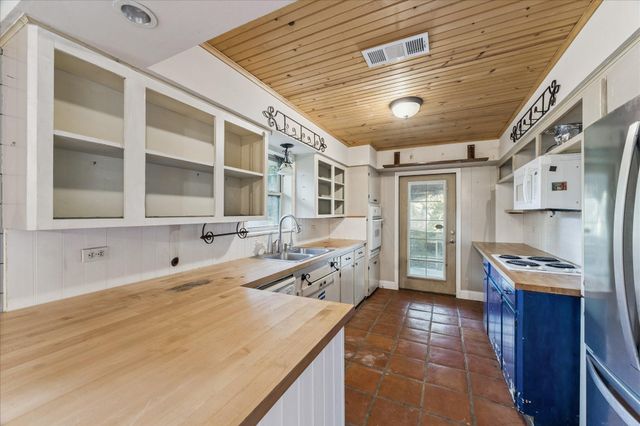 202 Hardy Street, Bacliff, TX 77518