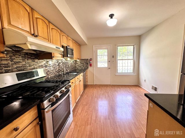 4 Pond View Drive, Plainsboro, NJ 08536