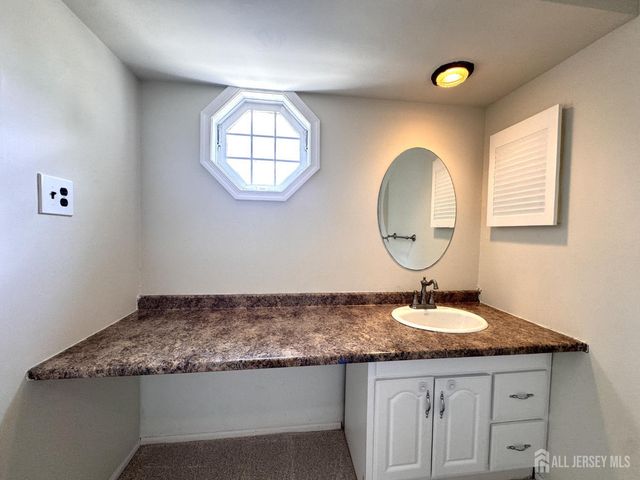 4 Pond View Drive, Plainsboro, NJ 08536