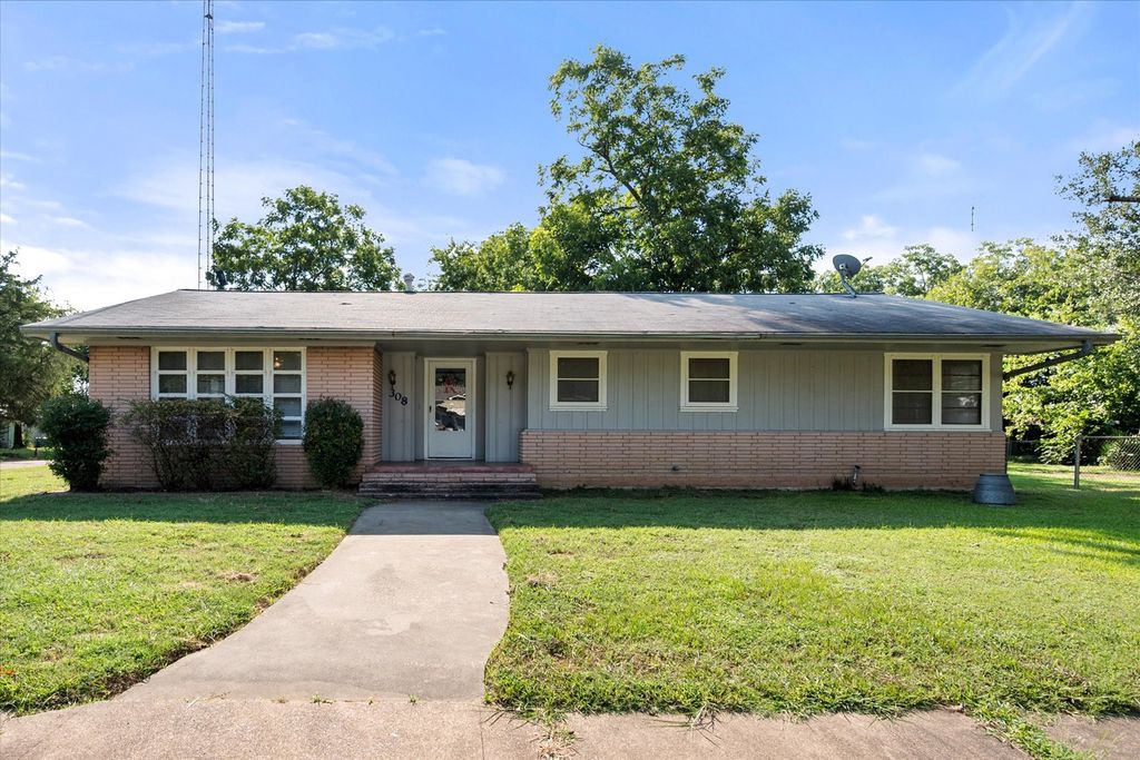 308 N 4th Street, Wortham, TX 76693