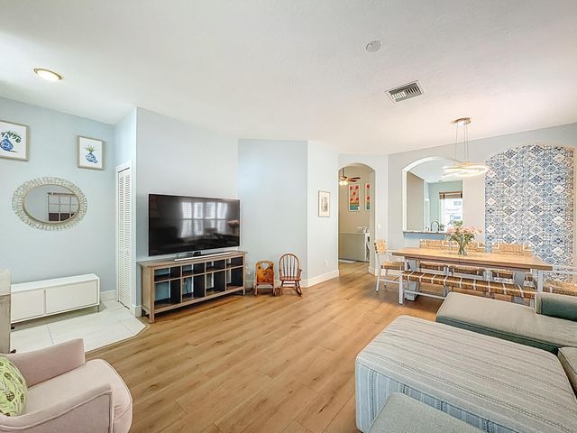 1143 CANOE Point, Delray Beach, FL 33444