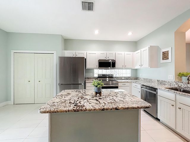 1143 CANOE Point, Delray Beach, FL 33444