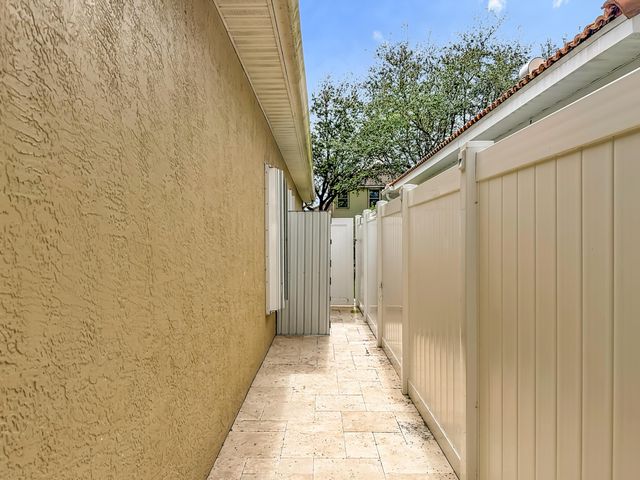 1143 CANOE Point, Delray Beach, FL 33444