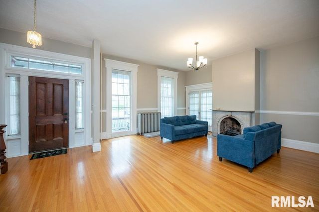 805 S 5TH Street, Pekin, IL 61554