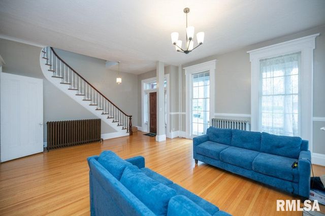 805 S 5TH Street, Pekin, IL 61554