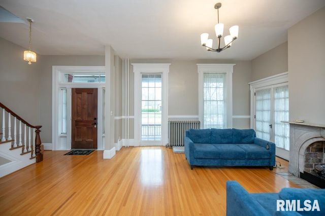 805 S 5TH Street, Pekin, IL 61554