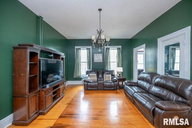 805 S 5TH Street, Pekin, IL 61554