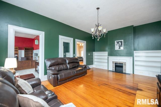 805 S 5TH Street, Pekin, IL 61554