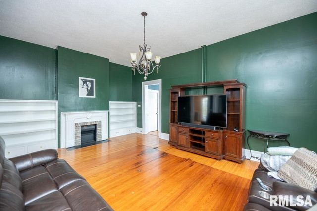 805 S 5TH Street, Pekin, IL 61554