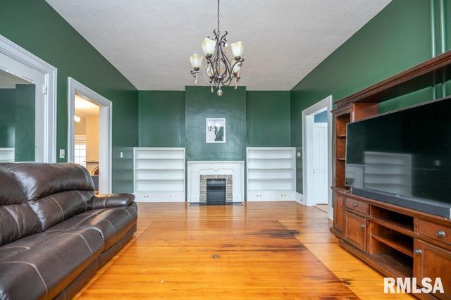 805 S 5TH Street, Pekin, IL 61554