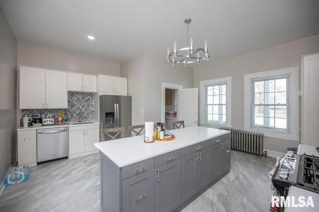 805 S 5TH Street, Pekin, IL 61554