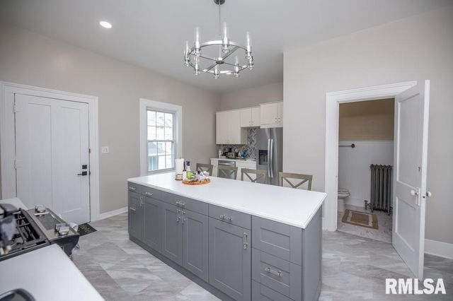 805 S 5TH Street, Pekin, IL 61554