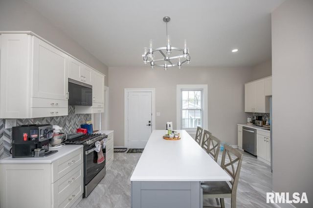 805 S 5TH Street, Pekin, IL 61554