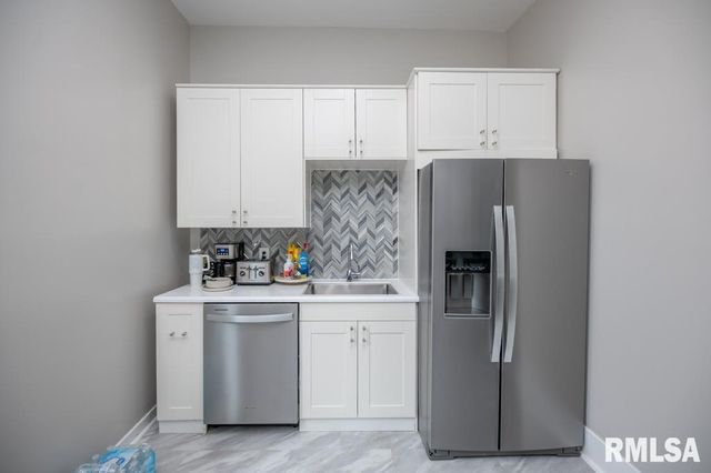 805 S 5TH Street, Pekin, IL 61554