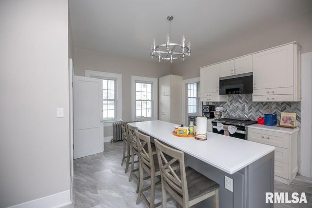 805 S 5TH Street, Pekin, IL 61554