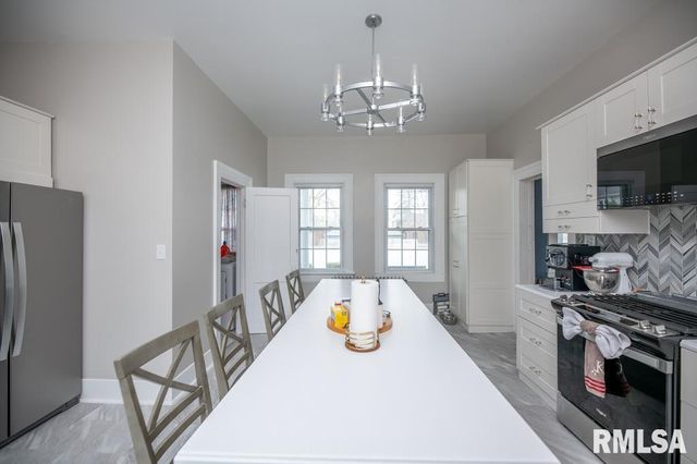 805 S 5TH Street, Pekin, IL 61554