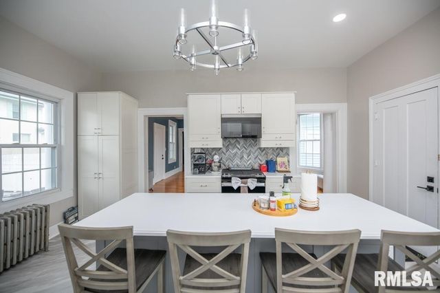 805 S 5TH Street, Pekin, IL 61554