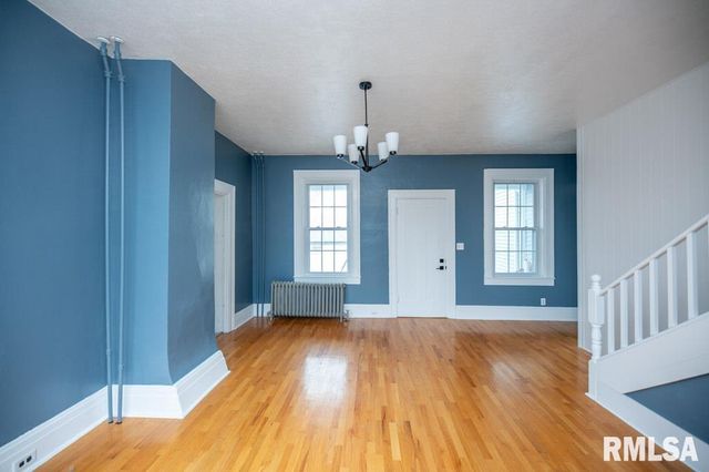 805 S 5TH Street, Pekin, IL 61554