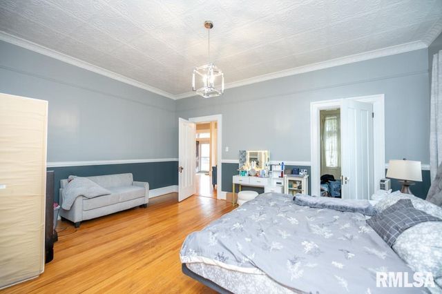 805 S 5TH Street, Pekin, IL 61554