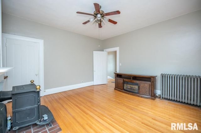 805 S 5TH Street, Pekin, IL 61554