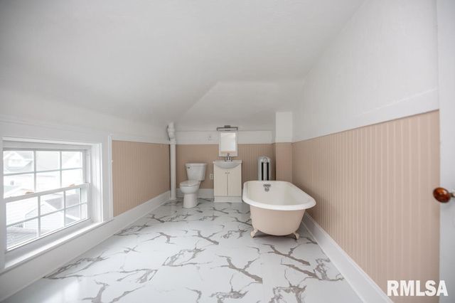 805 S 5TH Street, Pekin, IL 61554