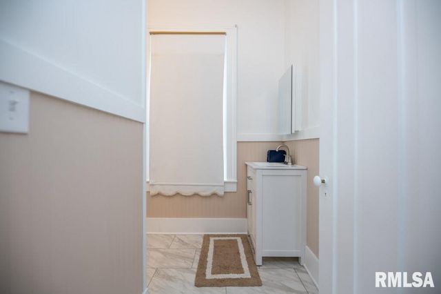 805 S 5TH Street, Pekin, IL 61554