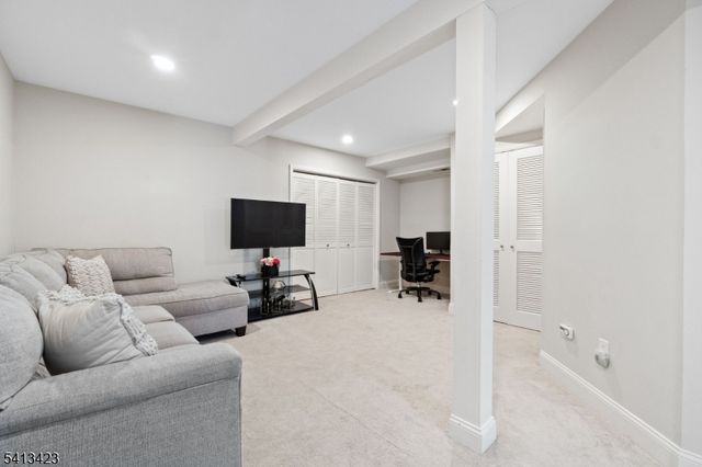 42 Lexington Ln E, West Milford Twp., NJ 07480