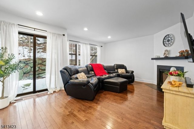 42 Lexington Ln E, West Milford Twp., NJ 07480