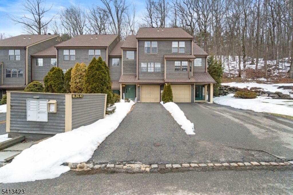 42 Lexington Ln E, West Milford Twp., NJ 07480