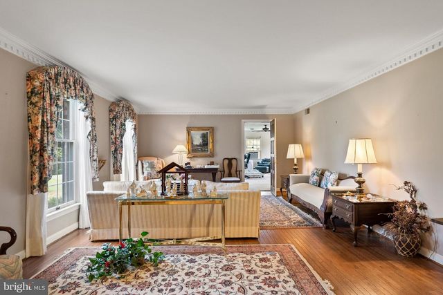 1207 TOWLSTON RD, Great Falls, VA 22066